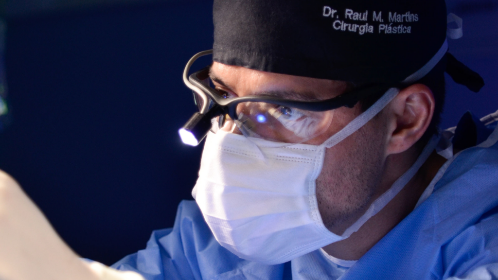 Dr Raul Mendes Martins | Cirurgião Plástico em Curitiba | Lipoaspiração HD Ugraft, Renuvion, Abdominoplastia, Rinoplastia Ultrassônica e Cirurgia Mamária
